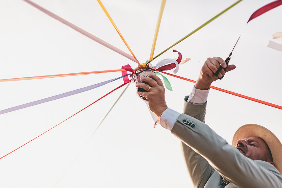 Animation fun pendant le cocktail. Jeux du ruban avec une bouteille