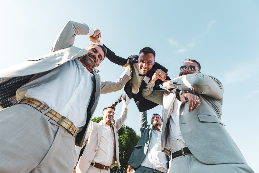 photos de groupe marié et garçon d'honneur fun et amusante couleur au château de kerezellec