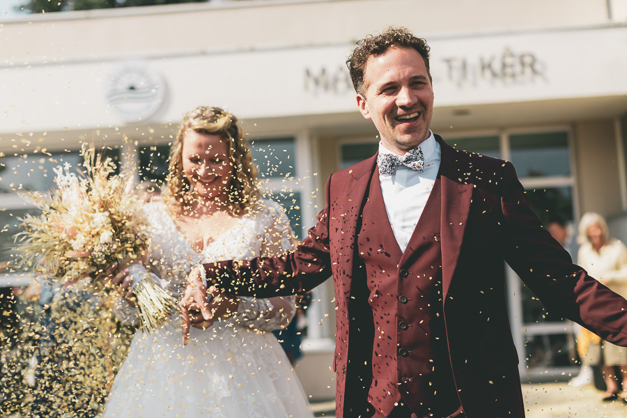 lancé de petales de jasmin sur les mariés à la sortie de la mairie de Daoulas