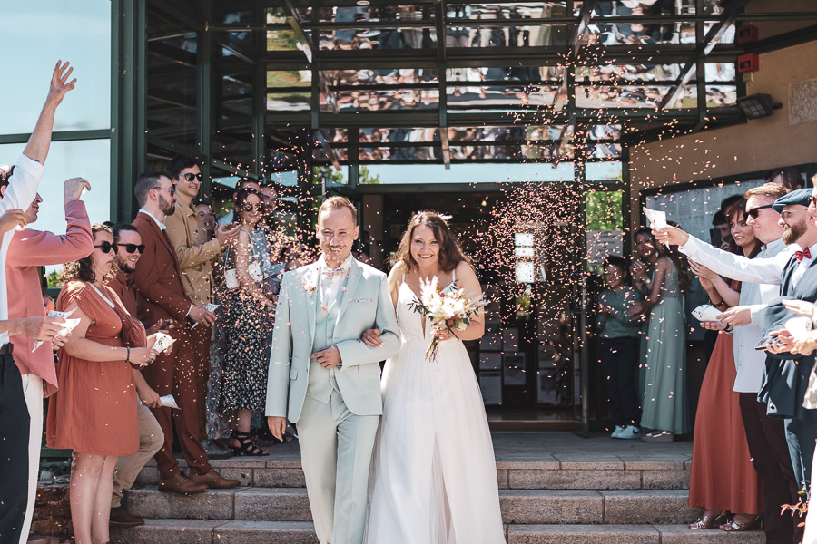 lancé de petales sur les mariés heureux