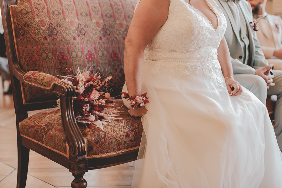 bouquet de la mariée rose et rouge lors de la mairie sur le canapé vintage