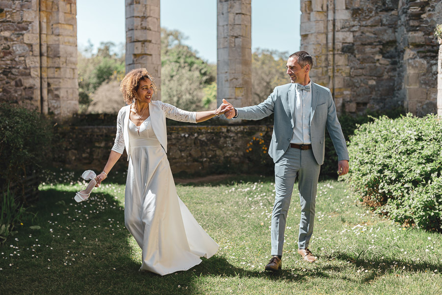 Les mariés s'amusent dans les ruines de l'abbaye de beauport avec complicité