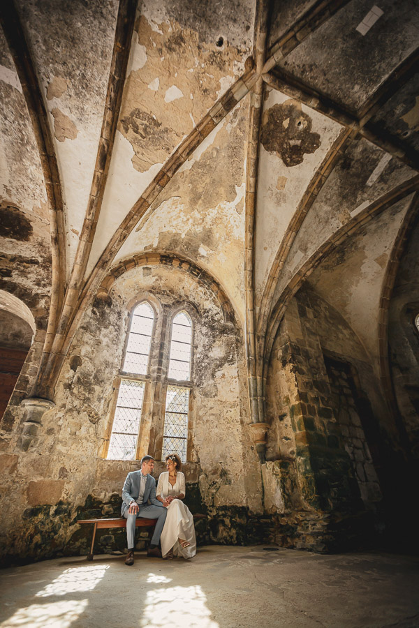 Couple assis sur un banc à l'abbaye de Beauport. Charme de l'ancien
