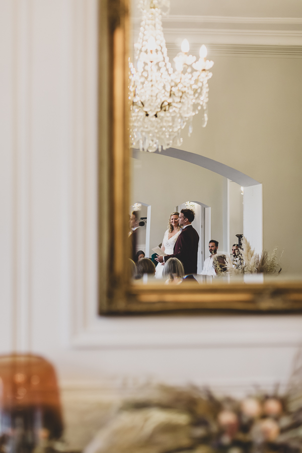 reflets dans le miroir des mariés pendant la cérémonie laique