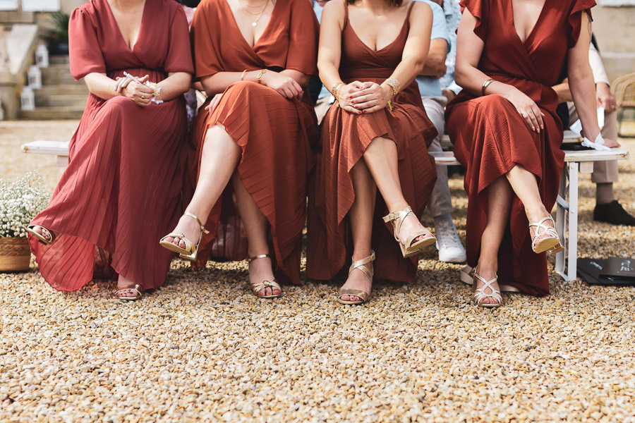 photos tronquée des demoiselles d'honneur lors de la cérémonie laique au chateau de kerezellec, habillée avec des robes couleurs terra cotta