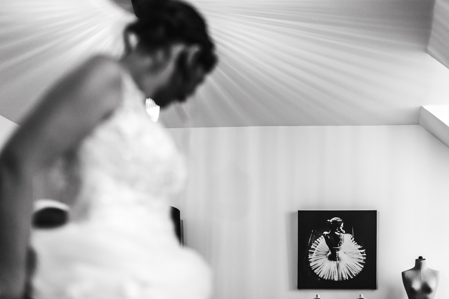 photo artistique de la mariée avec un eclairage qui lui fait une auréole et donne un rappel avec le tableau de la danseuse