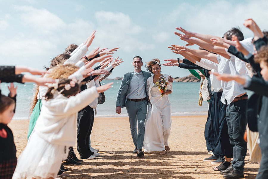 Haie d'honneur sur la plage pour les mariés à tregastel
