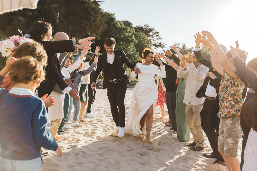 Haie d'honneur des mariés à la plage, fun et coucher de soleil