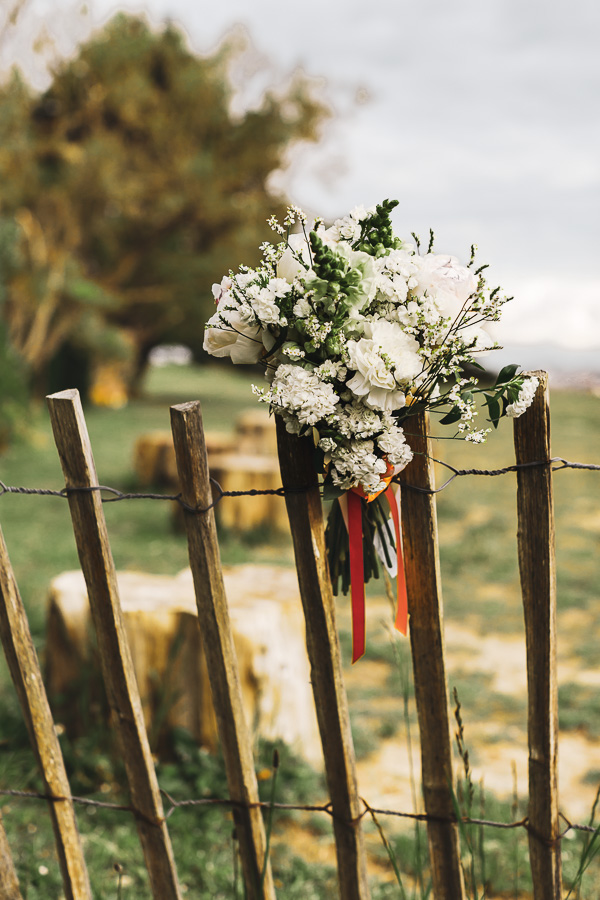 Bouquet blanc posé sur une ganivelle, ambiance bord de mer