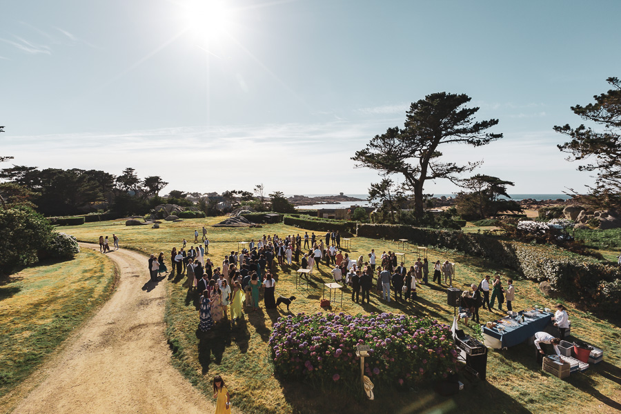 cocktail chic et champetre, décontractée avec le soleil couchant dans les jardins de l'ile Renote à Trégastel vue mer