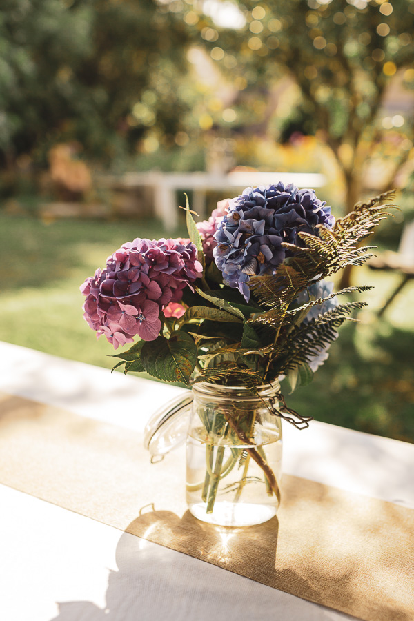 Bouquet d'hortensias et fougère pour un mariage intime dans le jardin