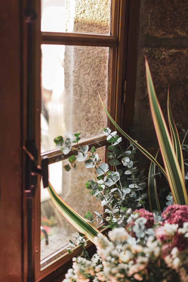 décoration floral devant une fenetre en bois
