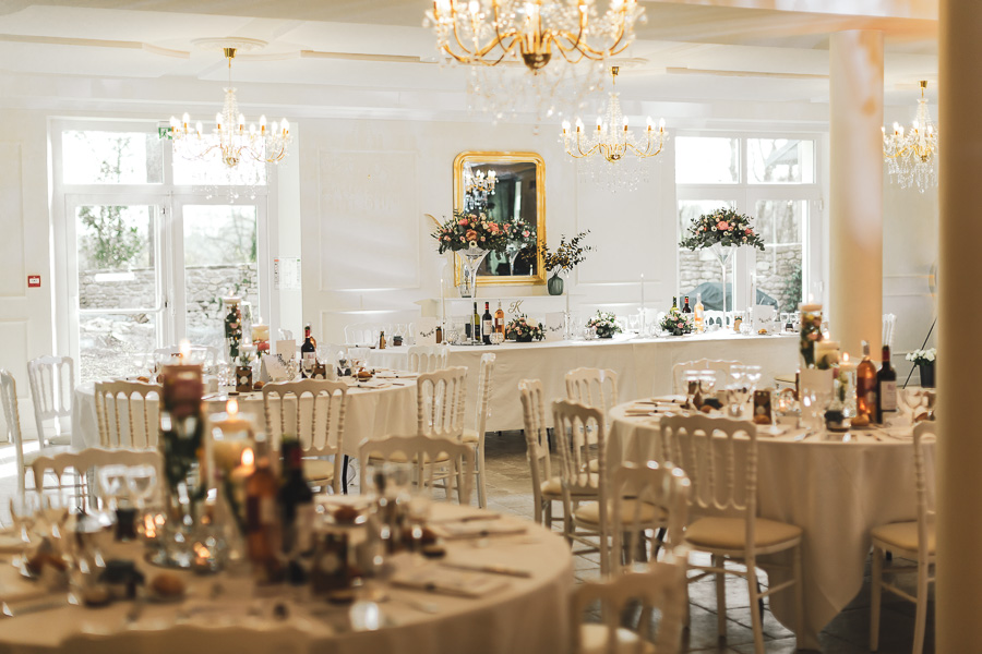 Décoration des tables chic et élégante avec des bouquet de fleur rose pale et blanches au manoir de Kerleguer.