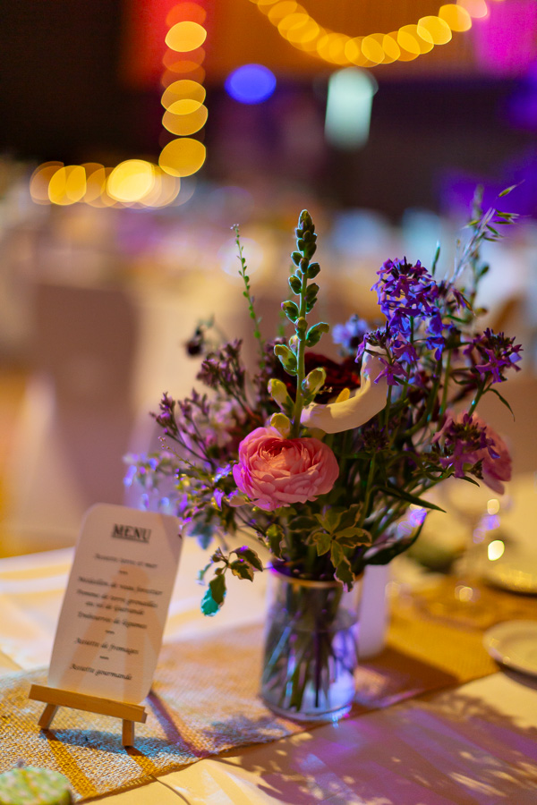bouquet coloré pour la décoration des tables