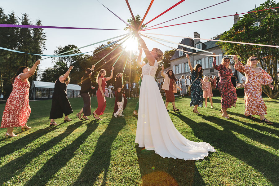 Jeu du ruban avec le bouquet de la mariée avec le soleil couchant devant le chateau de Kerezellec