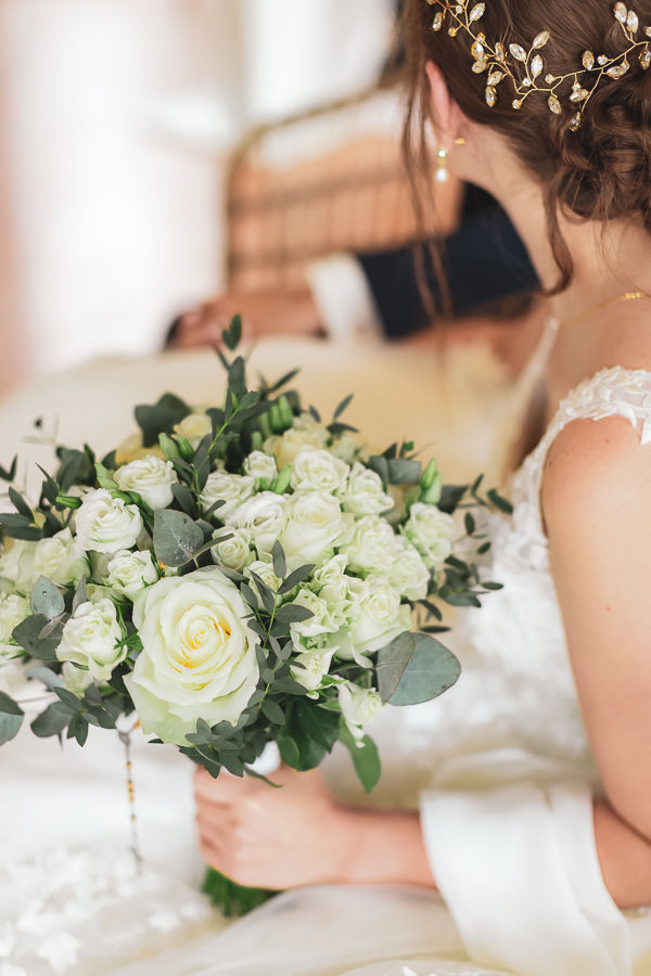 bouquet de la mariée avec des fleurs blanches