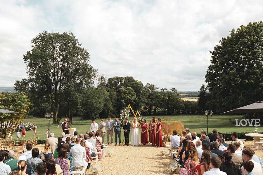 les mariés et leurs témoins lors de la cérémonie laique au château de Kerezellec