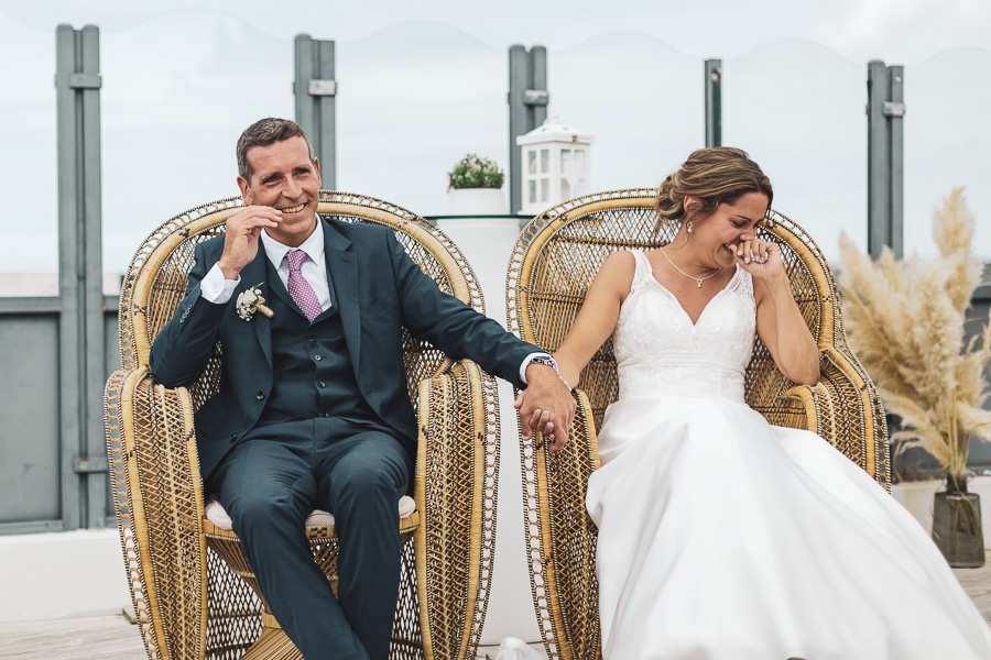 eclat de rire des mariés lors de la cérémonie laique dans des fauteuils Emmanuelle en rotin