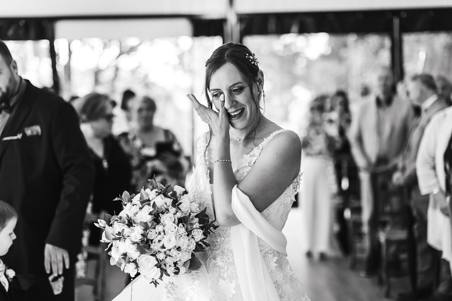 larmes de joie de la mariée lors de la cérémonie laique