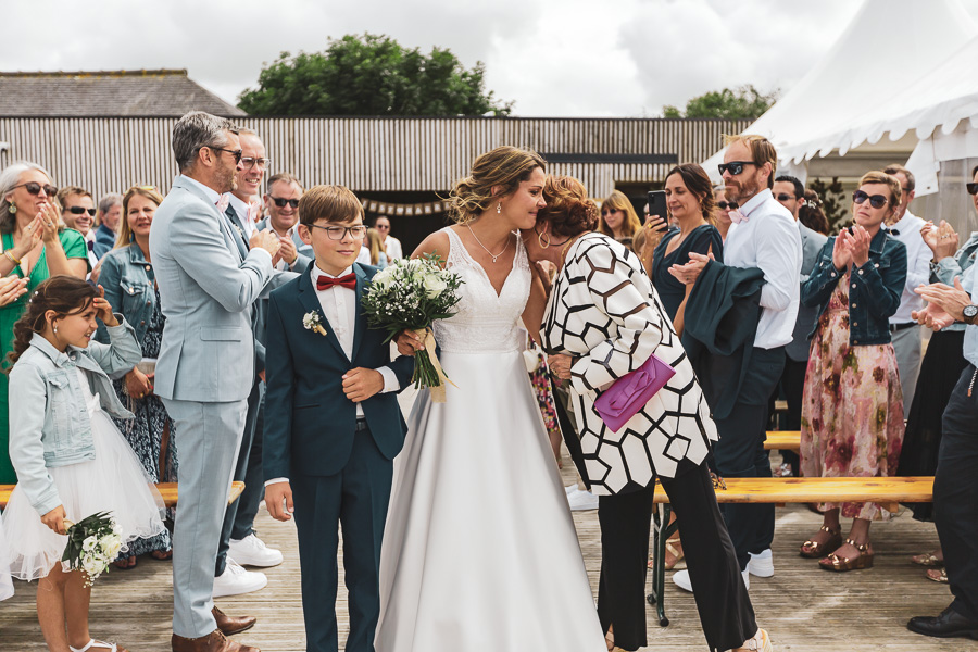 émotion lors de l'entrée de la mariée pour la cérémonie laique aux terrasses des abers