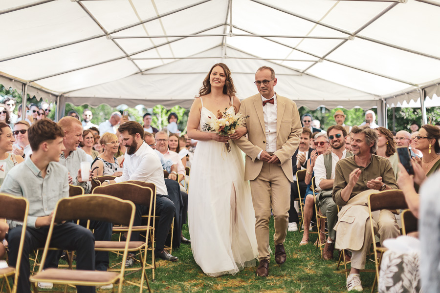 entrée de la mariée avec son papa heureux