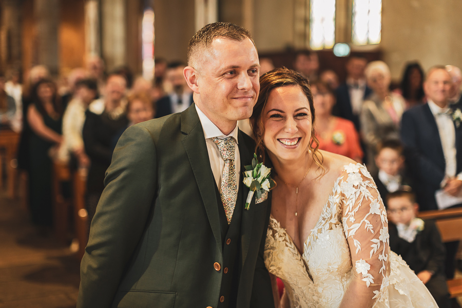 les mariés heureux à l'église