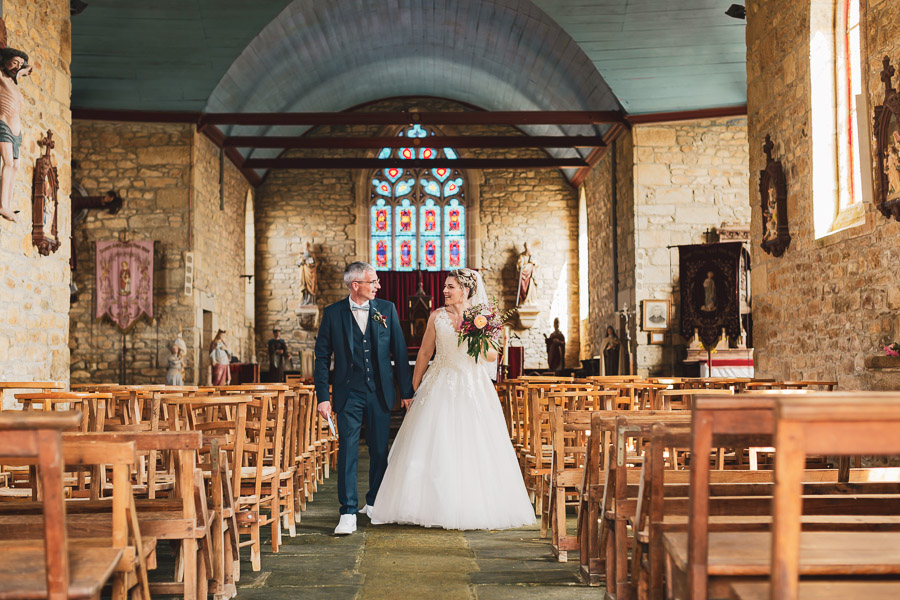 sortie de l'église des mariés complices