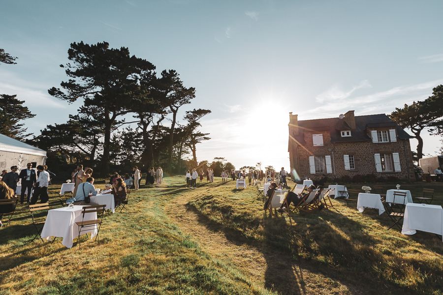 cocktail chic et champetre, décontractée avec le soleil couchant dans les jardins de l'ile Renote à Trégastel