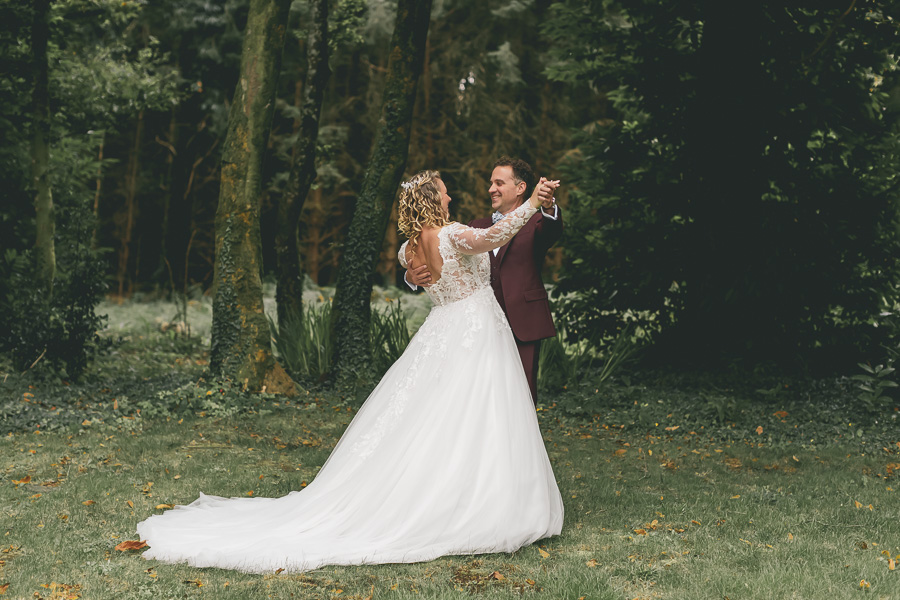 Les mariés dansent avec complicité dans les jardins de Kerezellec