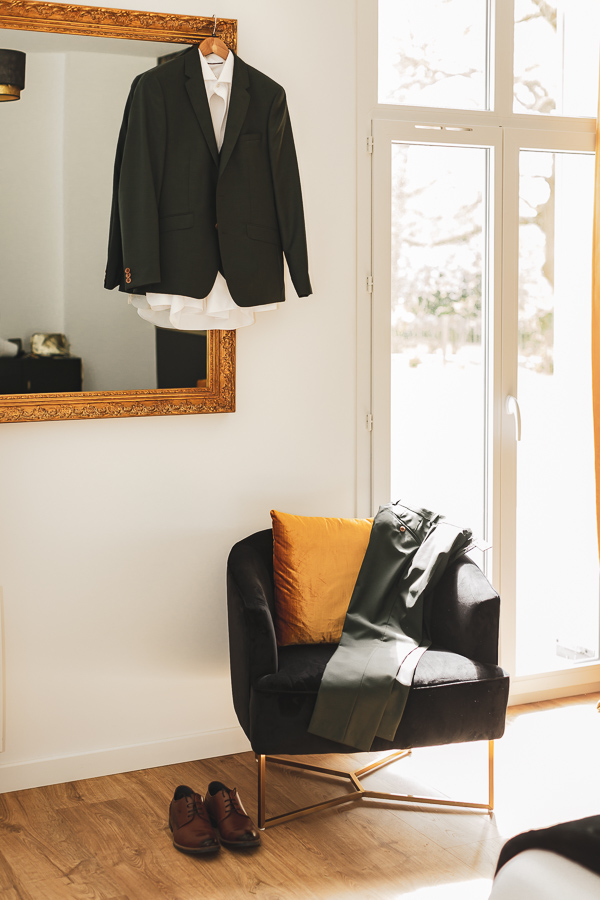 costume, pantalon vert foncé et chaussures du marié au manoir de kerleguer