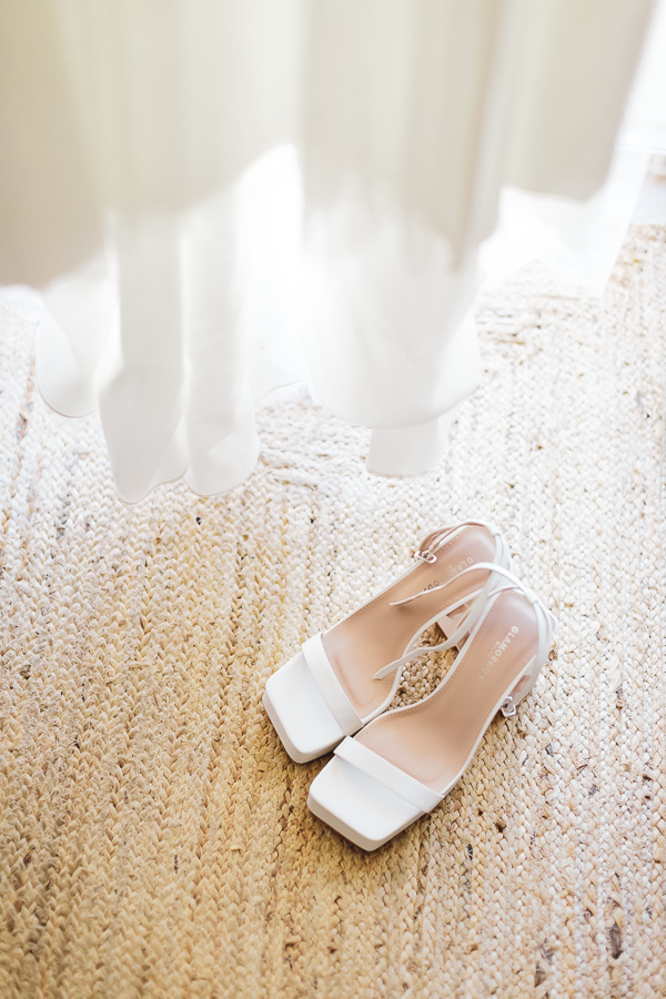 chaussures blanches à talon de la mariée élégantes