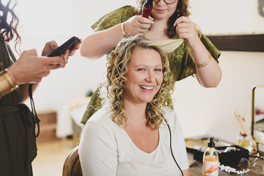 la mariée se fait coiffer par ses témoins, complicité et joie
