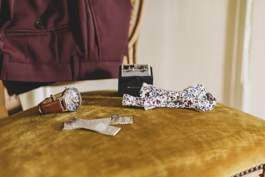 photos des accessoires du marié : nœud papillon liberty, bouton de manchettes, belle montre et gourmette