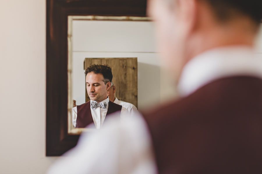 reflets du marié dans un miroir lors des préparatifs