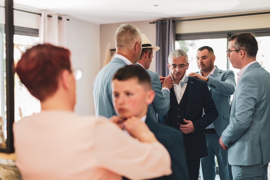 préparatifs du mariés avec les garçons d'honneur habillés en bleu clair