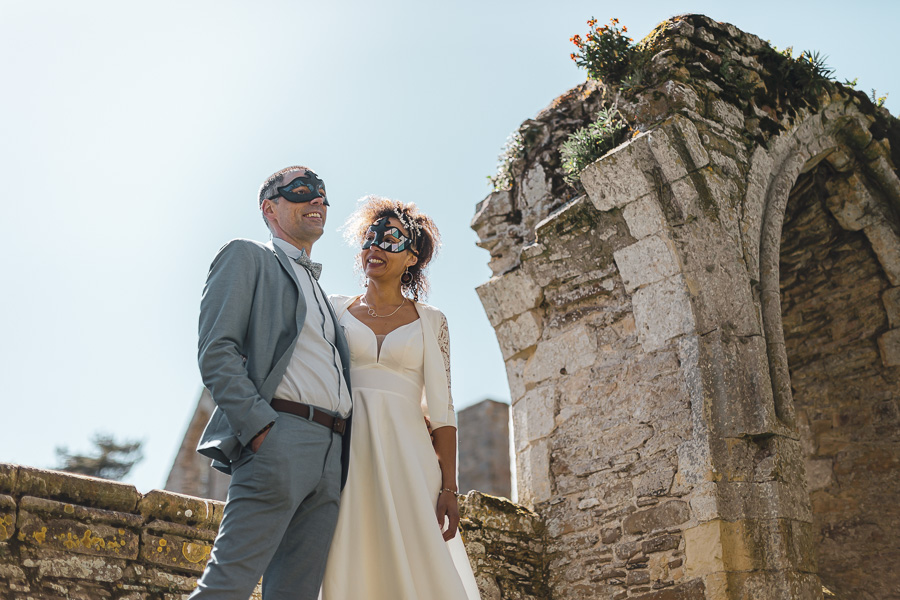 Les mariés élégant et mystérieux avec des masques loup à l'abbaye de Beauport