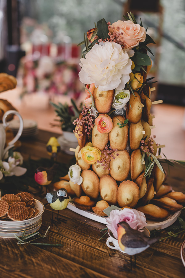 Tea Time mariage avec des gateaux et des madeleines décoration fleurie thème wonderland
