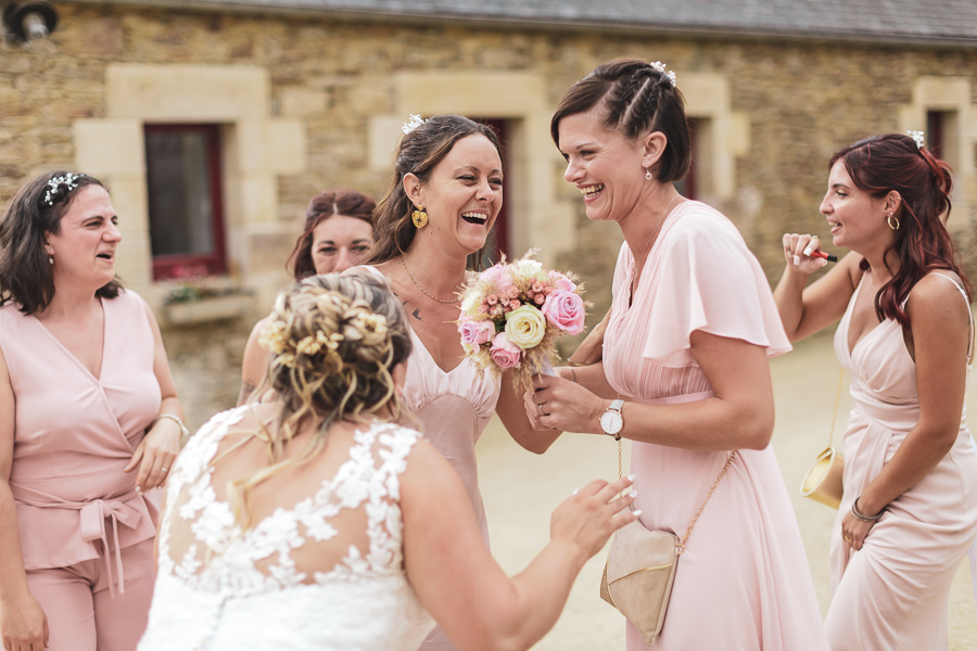 photo de groupe fun et décontractée des demoiselles d'honneur en robe rose pale et de la mariée