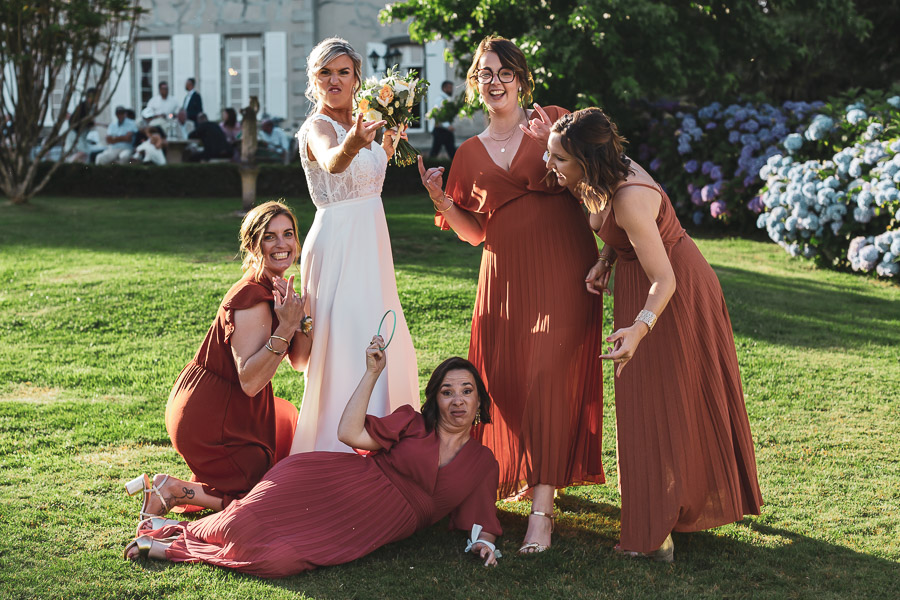 photos de groupe mariée et demoiselles d'honneur fun et amusante couleur terra cotta au château de kerezellec