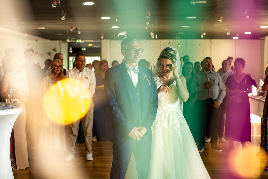 larmes de joie de la mariée lors des discours pendant le cocktail