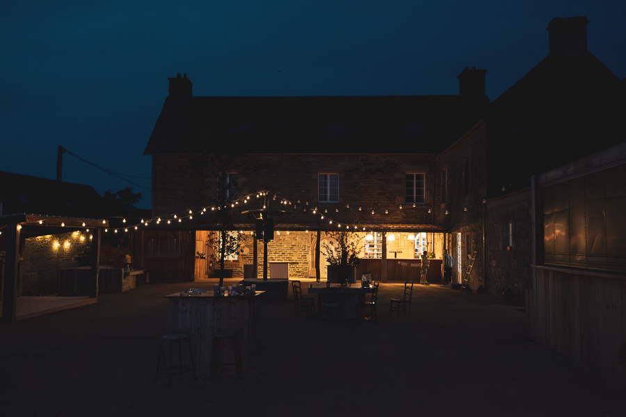 La grande Vadrouille - Manoir de Porspoden la nuit avec des lumières guinguette