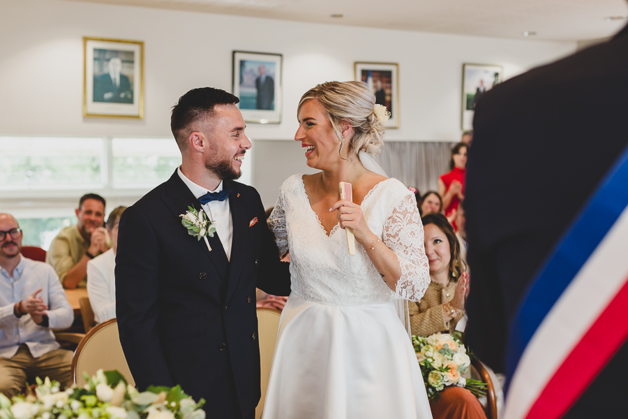 les mariés complices à la mairie lors de la cérémonie civile