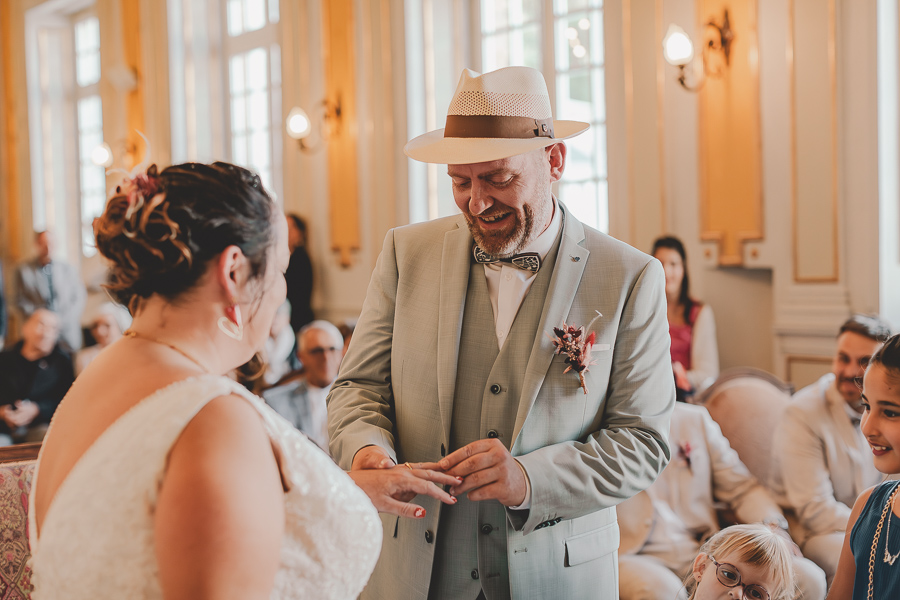 échange des alliances avec le marié souriant à la mairie chic de Morlaix