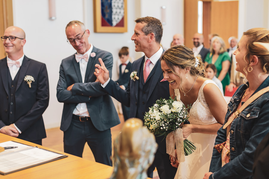 Eclat de rire des mariés et des proches à la cérémonie civile, mairie de Brest