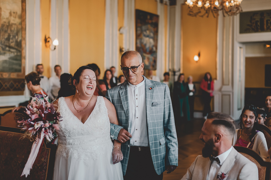 arrivée de la mariée au bras de son papa qui éclate de rire