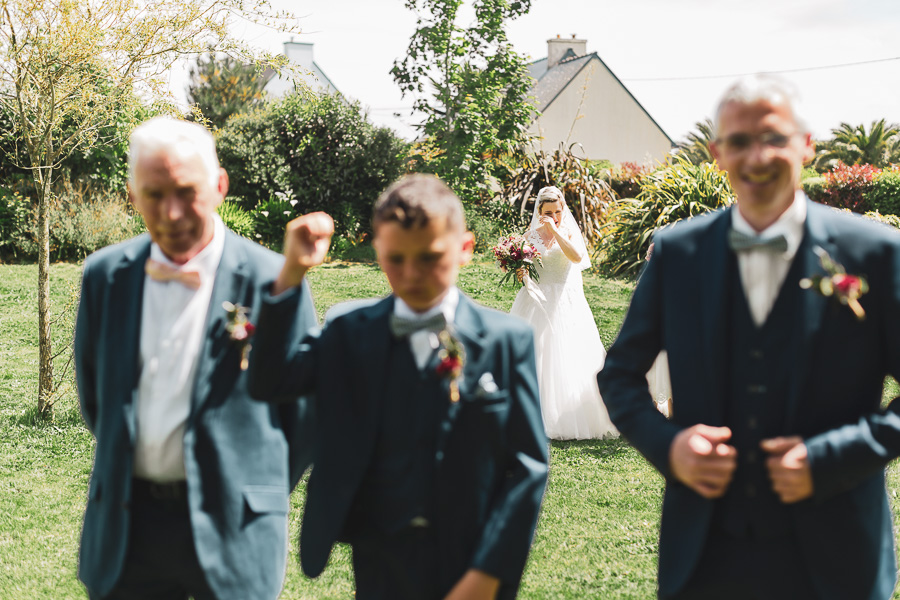 larmes de joie de la mariée lors du first look avec le père de la mariée, son futur mari et son fils