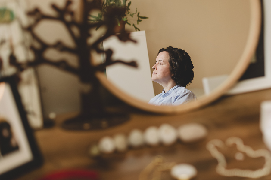 reflet de la mariée lors de ses préparatifs dans un miroir