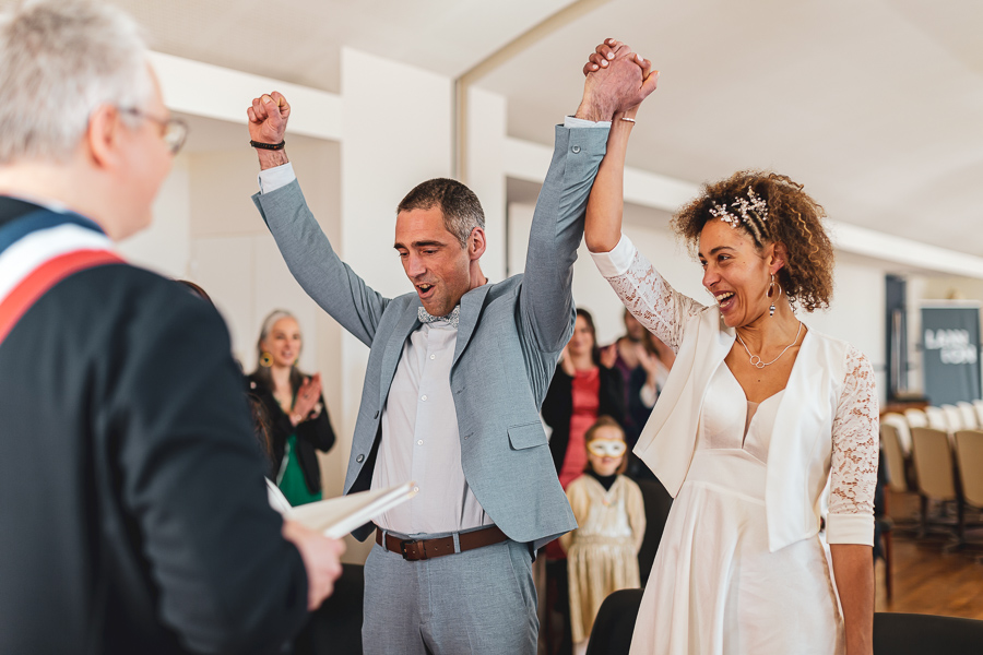 les mariés heureux à la cérémonie civile à la mairie de Lannion