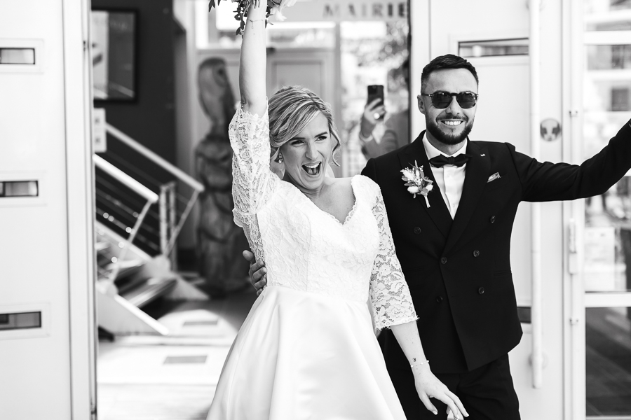 la mariée et le marié heureux à la sortie de la mairie