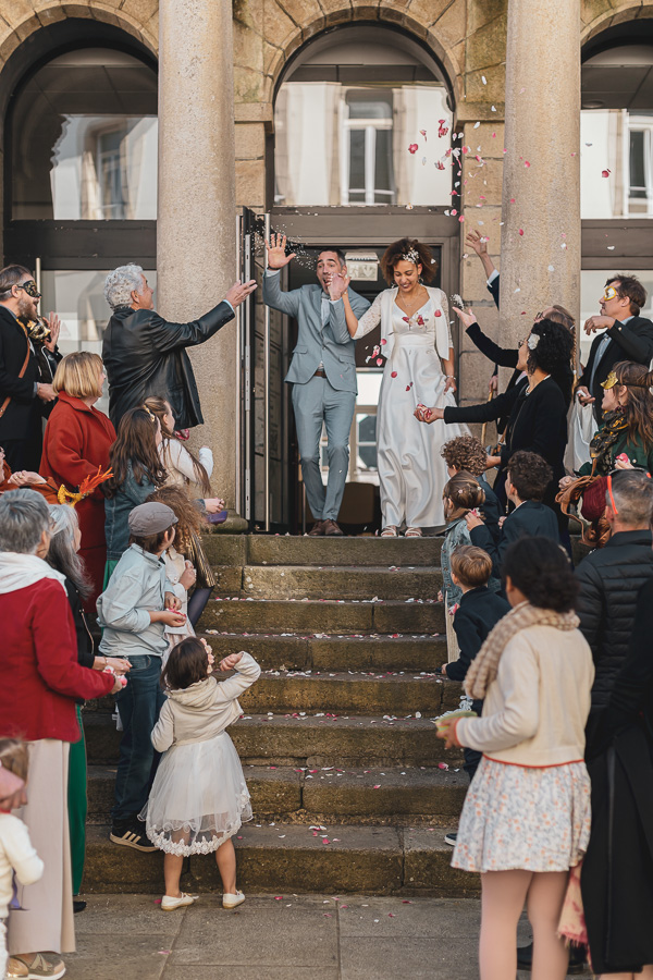 sortie frd mariés sous les petales de fleurs à la mairie de Lannion